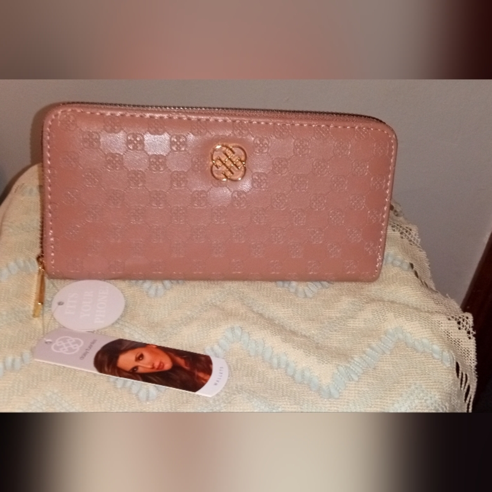 🌞Daisy Fuentes Zip Around Wallet